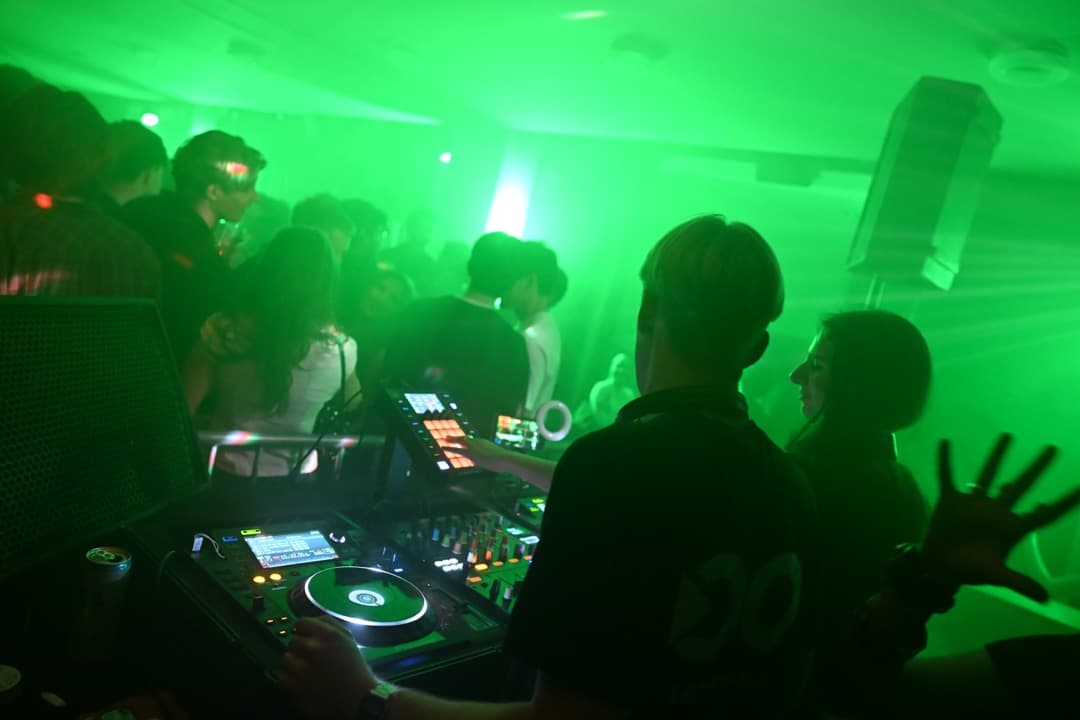 Platoon DJs spelar schlagermusik