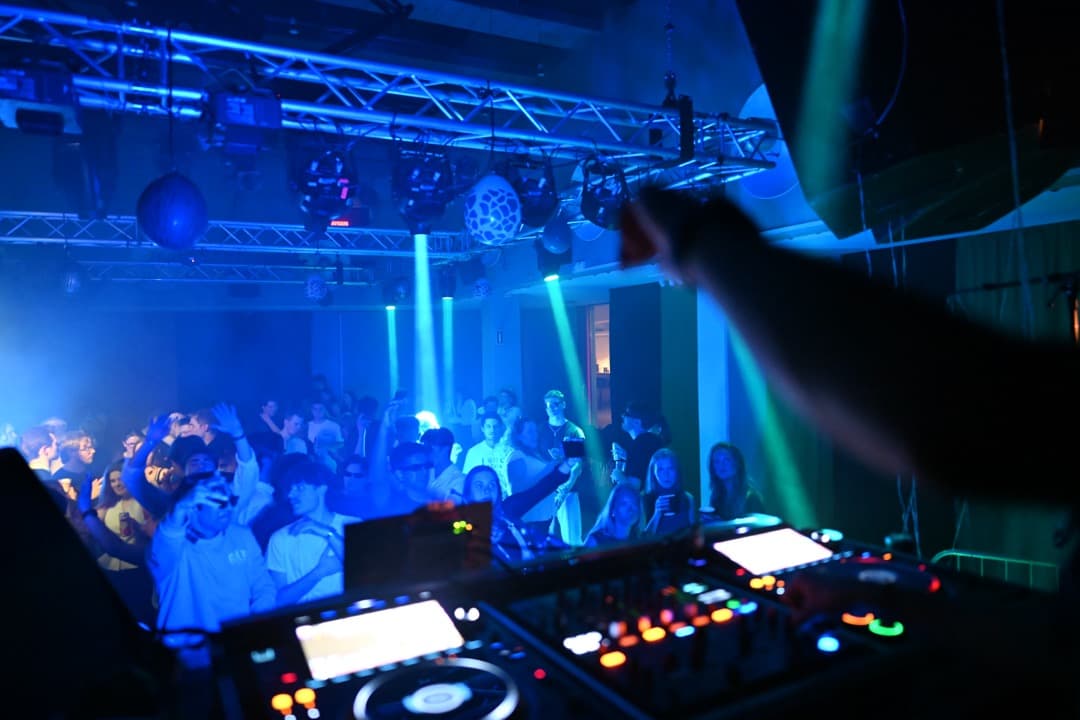 Platoon DJs på stora dansgolvet