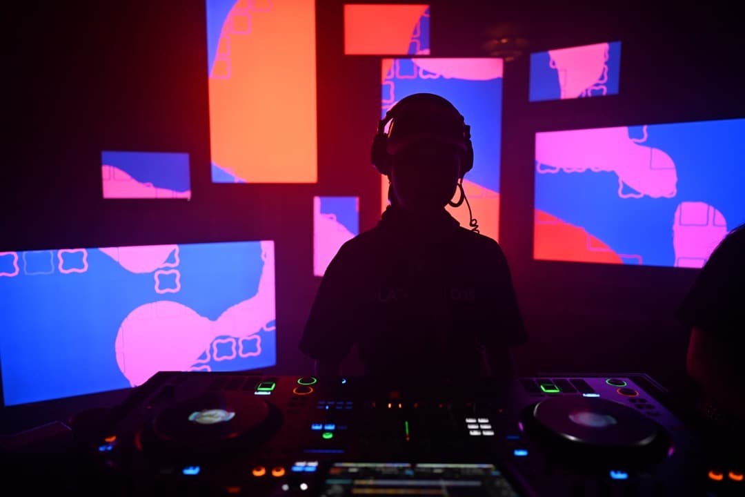 Platoon DJs med skärmar