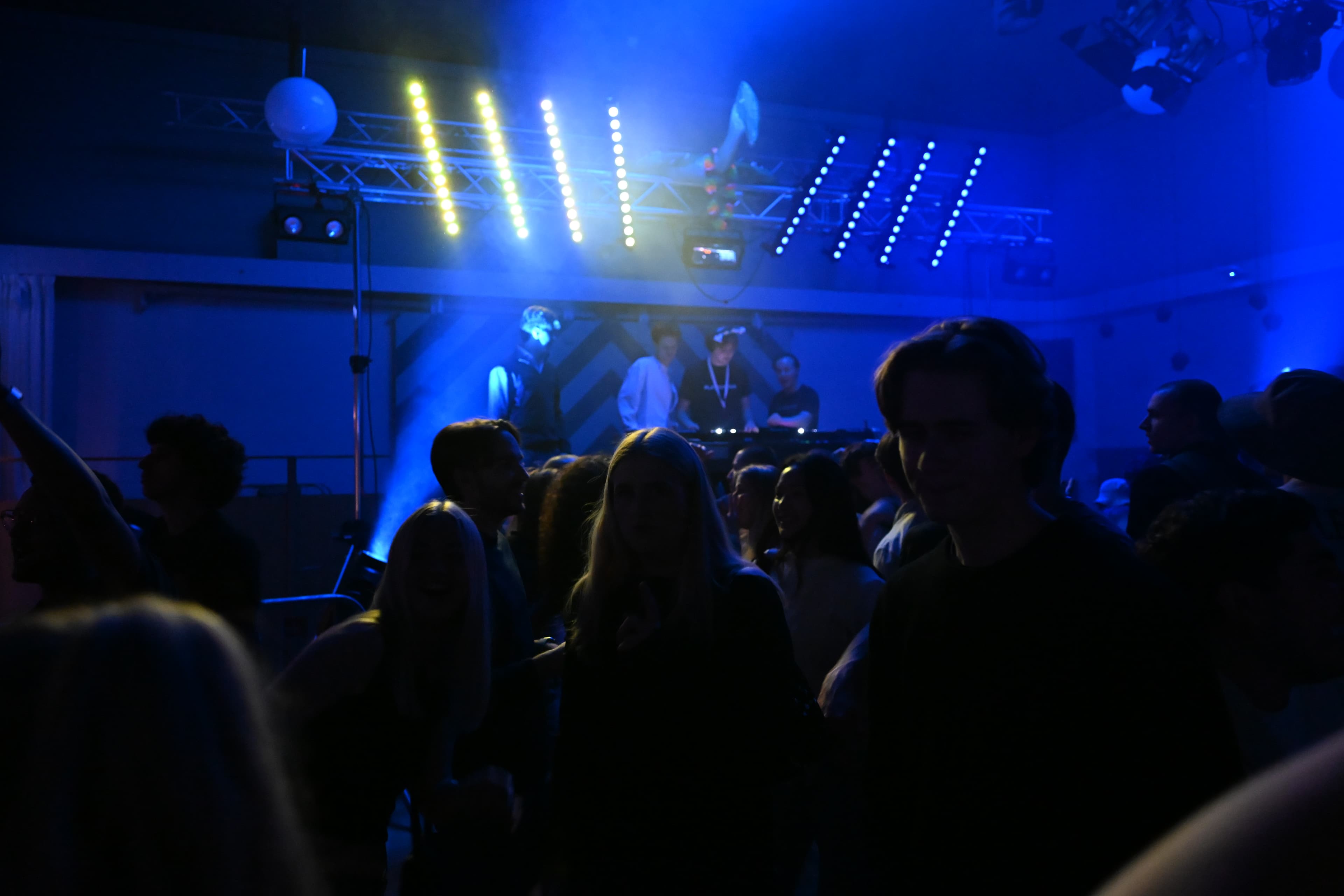 Platoon DJs på scen under ett event