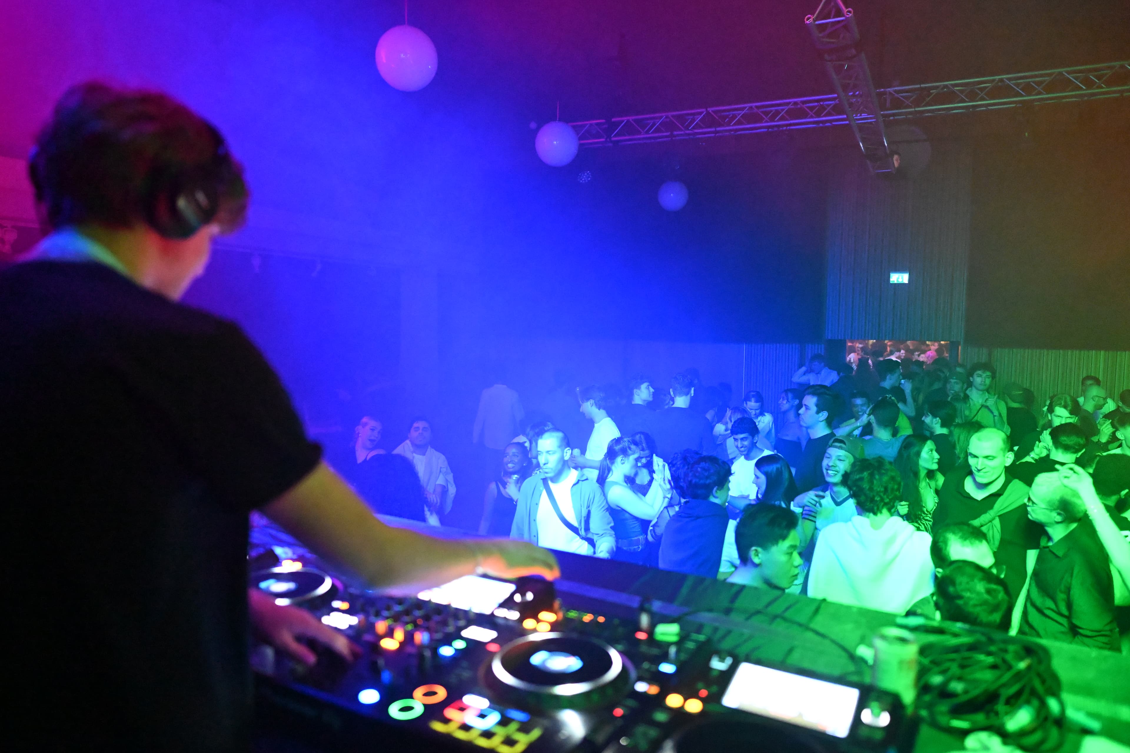 Platoon DJs på scen under ett event